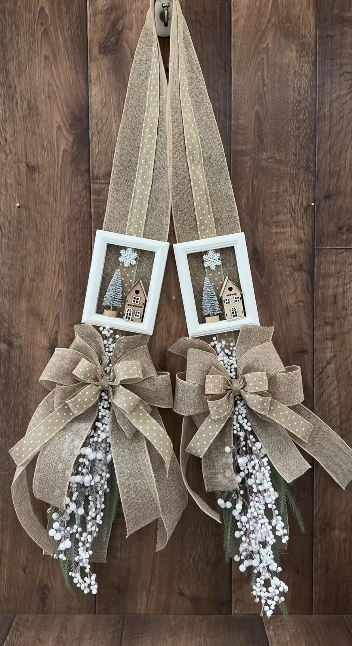 Escapulário Natalino Duplo Rústico com Casinhas e Guirlanda - Bege e Branco