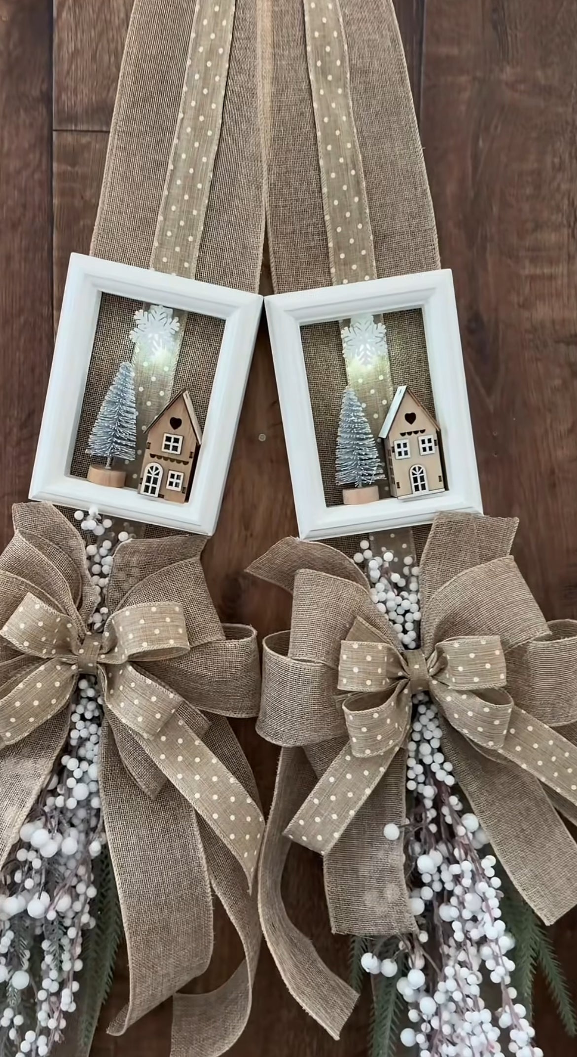 Escapulário Natalino Duplo Rústico com Casinhas e Guirlanda - Bege e Branco